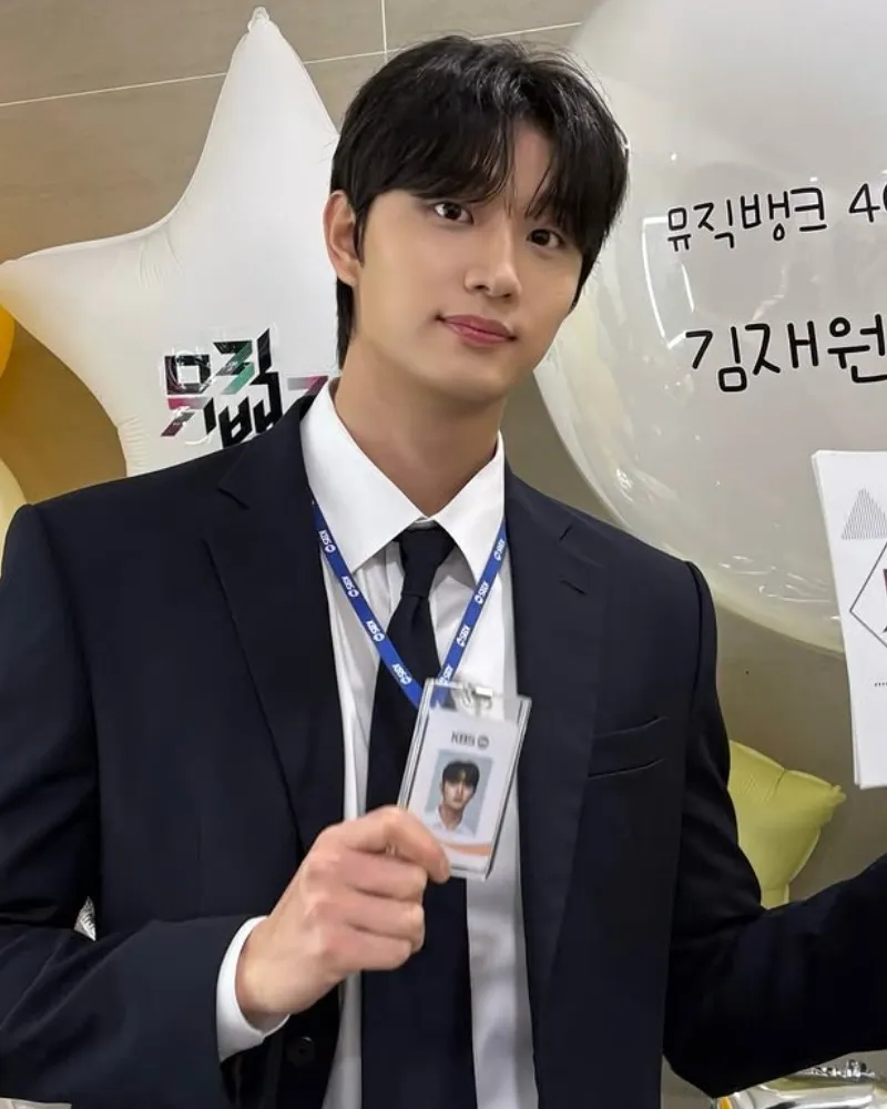 “美男行长”金在元，《音乐银行》MC出道——“连舞台都完美”