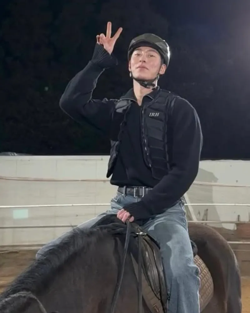 '느좋남의 정석' 이재욱, 흑마 탄 왕자님 비주얼