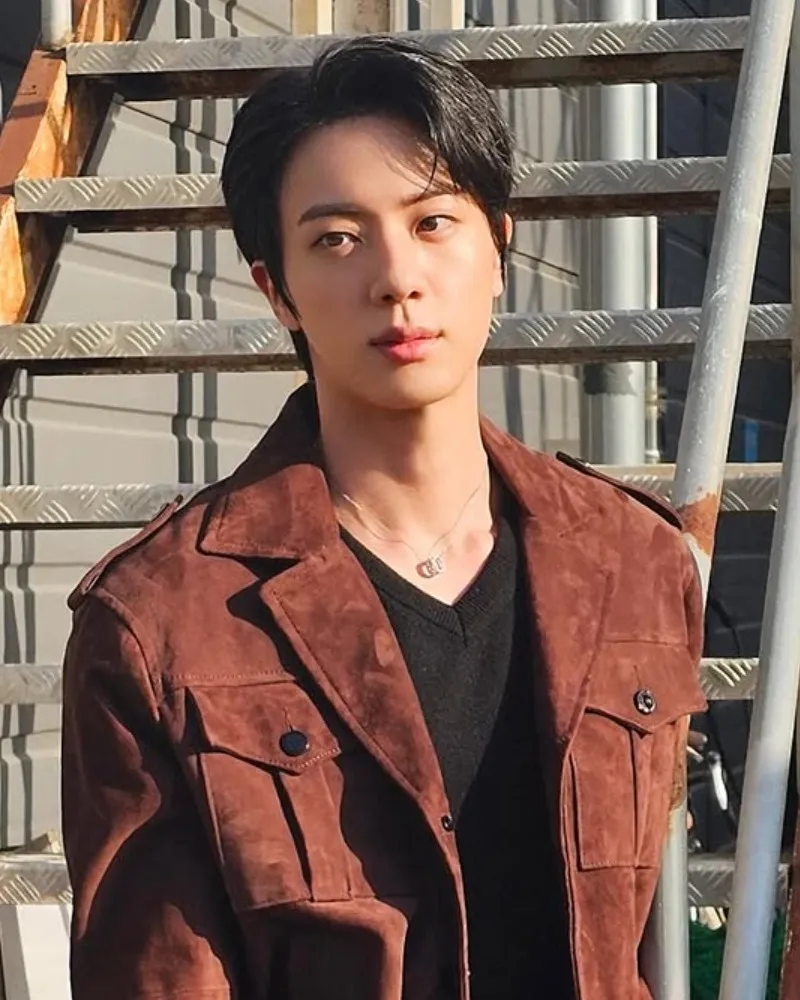 Jin de BTS, a días del comeback, deslumbra con su visual
