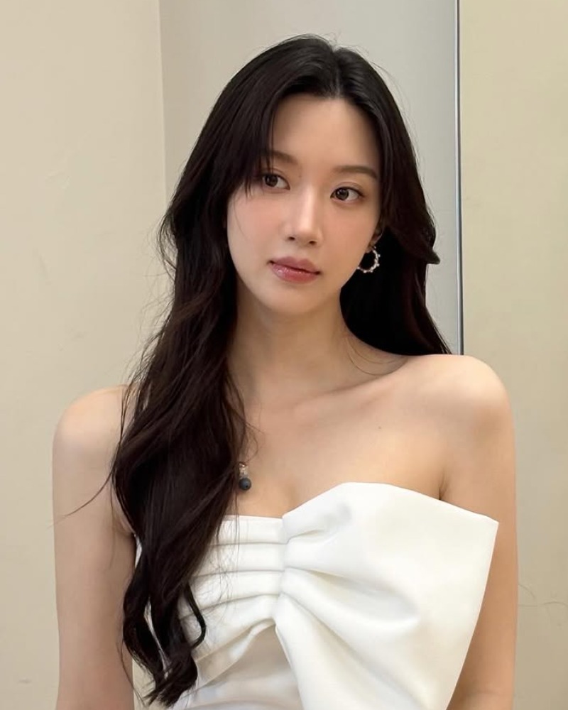 「天使降臨」のムン・ガヨン、肩ラインをさりげなく披露…「純白の女神」ビジュアル