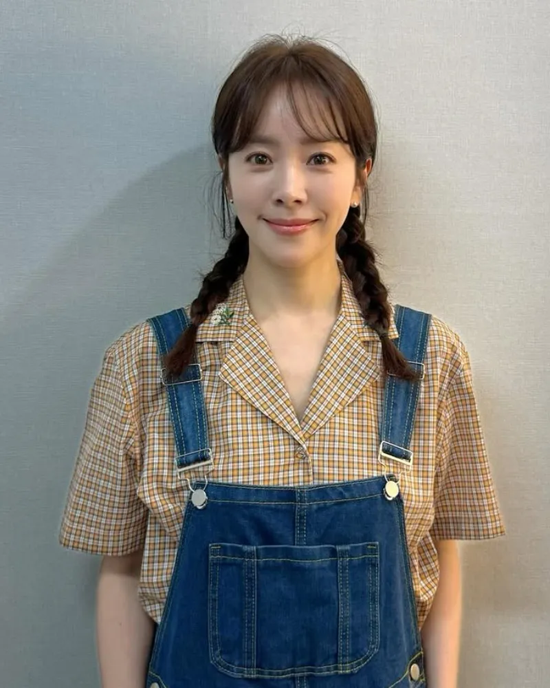 Han Ji-min, 43, Stuns in Overalls With Youthful Charm