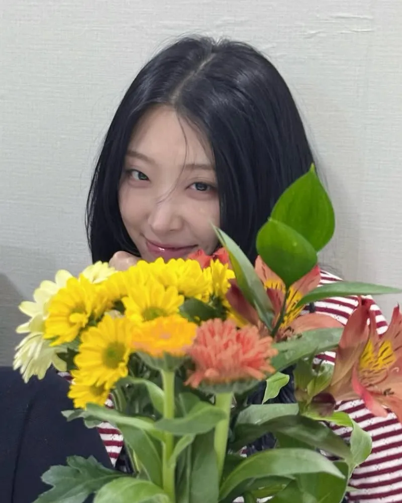 “♥李彩玟”柳多仁，清新颜值比花还更“耀眼”