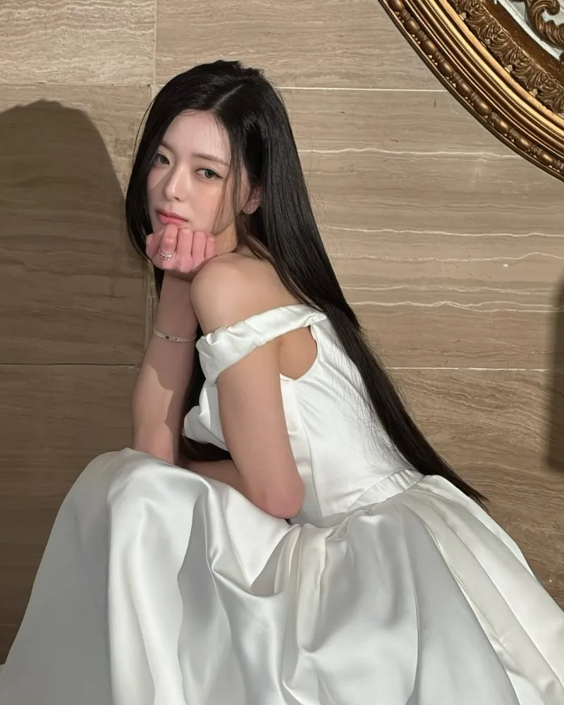 ITZY 申有娜化身「純白新娘」…散發清純魅力