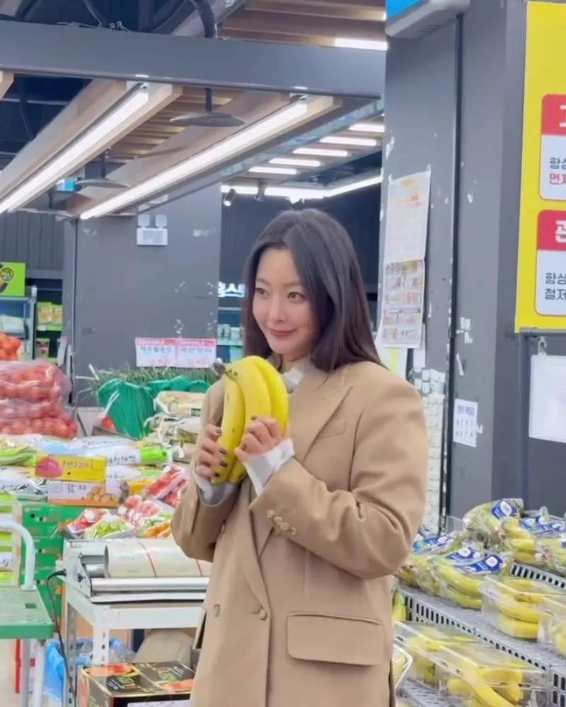 「被我迷倒了嗎，還是要香蕉？」…在賣場被捕捉的知名女演員正是她