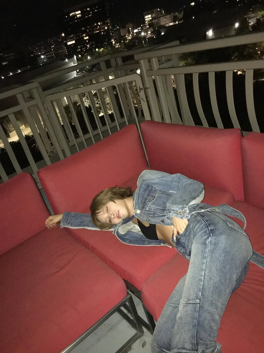 Jeon Soyeon, (G)I-DLE, look jeans com jeans, beleza andrógina, Don't Die, Odetari, Instagram