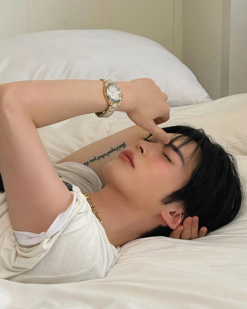 제로베이스원 성한빈, 침대 위에서 나른…성숙한 매력 '눈길'