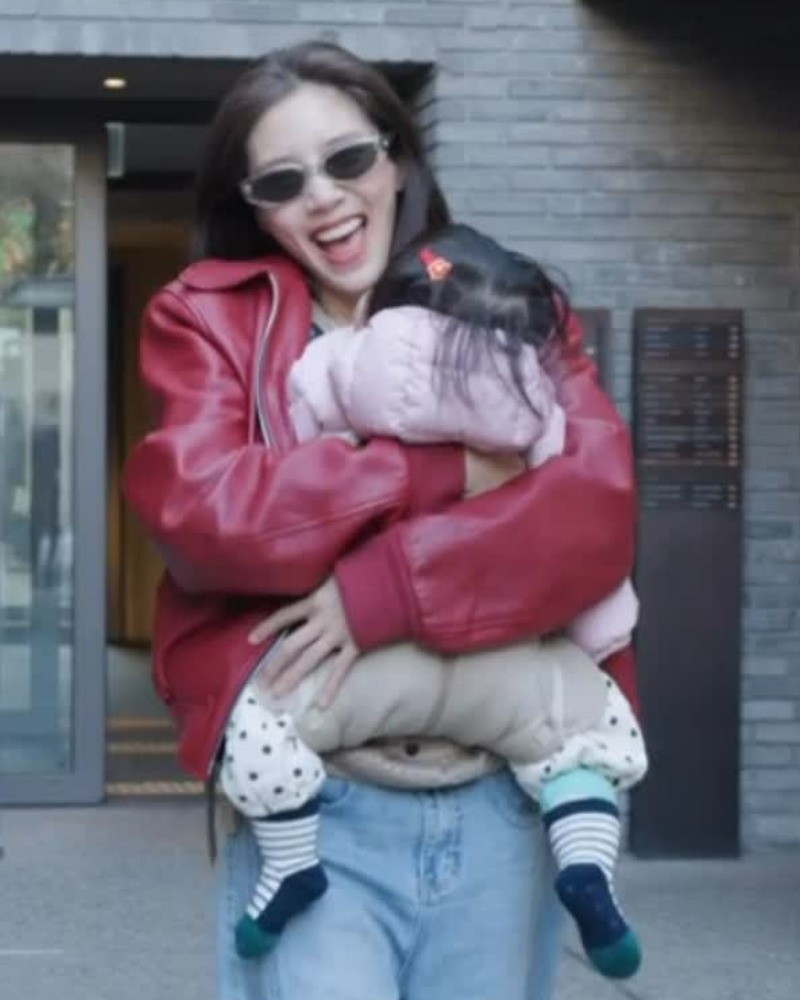 손담비, 딸 품에 안고 '찐 미소' 폭발…"애 엄마 맞아?"