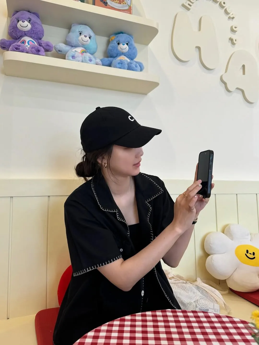 《群体》参演女演员，穿大露背“大胆泳装”性感爆棚