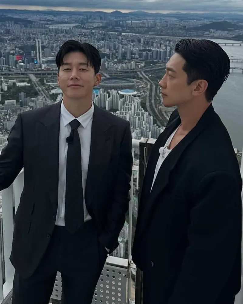 '잘생김 유죄' 김무열, 정지훈과 '카리스마' 넘친 블랙 수트핏