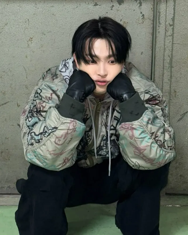 ATEEZ 弘中将白嫩的脸颊搁在双拳上…可爱的反差魅力