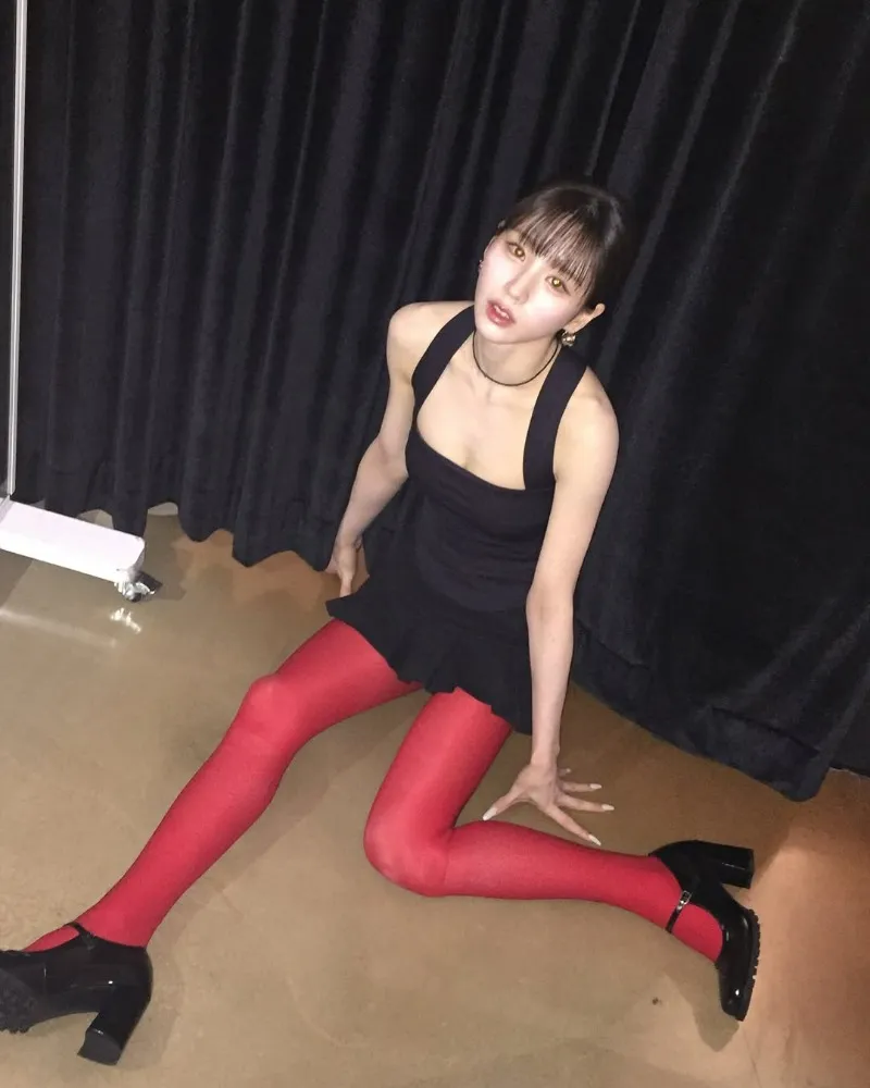 Ela de meia-calça vermelha… HeeJin, do ARTMS, delicadeza + sensualidade em alta