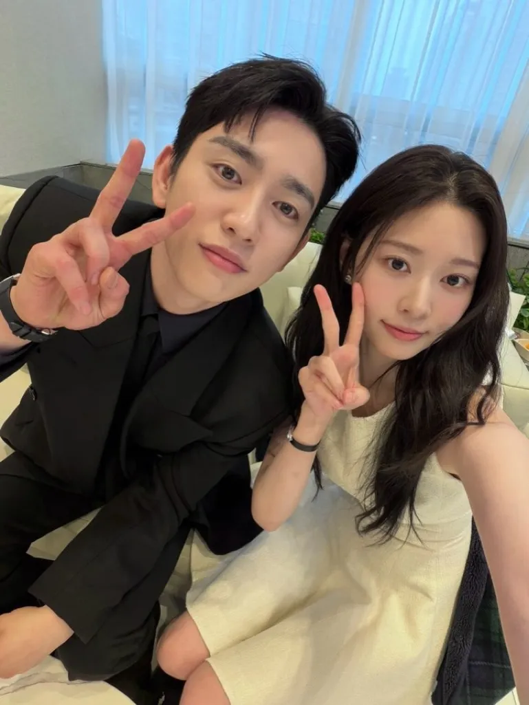 '순백의 공주' 김민주, 박진영과 '샤이닝'한 투샷…"여기가 천국"