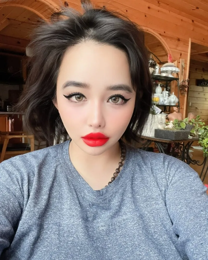 산다라박 마약 주장한 박봄, 뜬금없는 '레드립 셀카' 투척