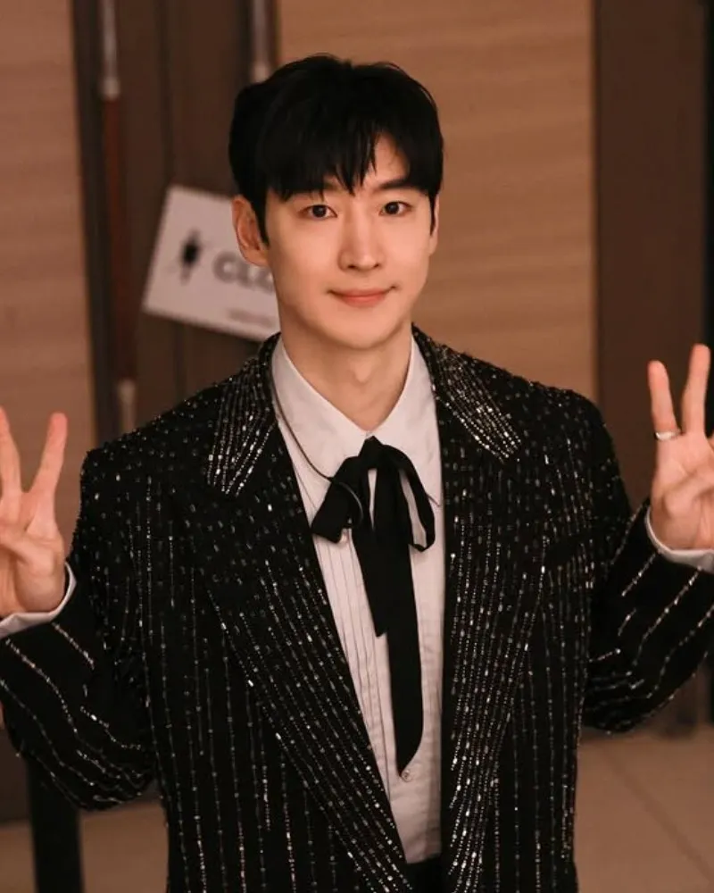 Lee Je-hoon celebra 20 años desde su debut: "Ama a sus fans"