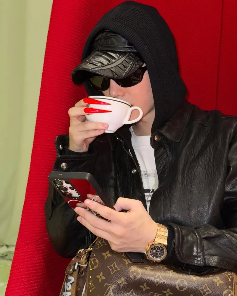 스트레이 키즈 필릭스, 새빨간 네일 아트로 시선강탈…"호갑투 아냐?"