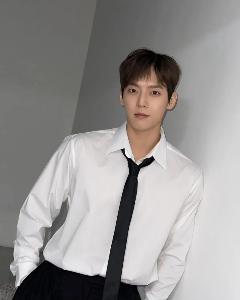 Lee Minhyuk de BTOB conquista con 'camisa + corbata': styling simple, encanto impecable
