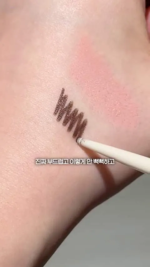 Olive Young, pálpebra sem dobra, subtom frio, Holika Holika, My Fave Mood Eye Palette Cinnamon Roll, Peripera, Mood In Shade Eye Stick Lazy Peach, Canmake, Creamy Touch Liner, Naming, Fluffy Powder Blush, Laneige, Glazy Craze Tinted Lip Serum, K-Makeup