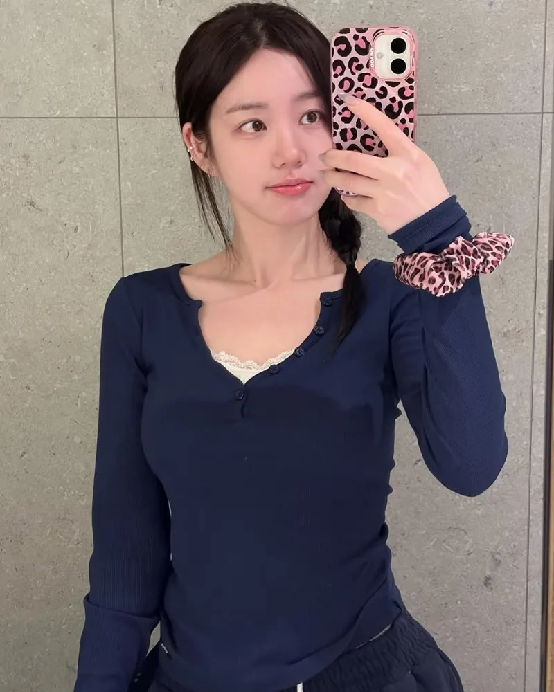 李侑菲以自拍大秀「超萌」甜美時刻