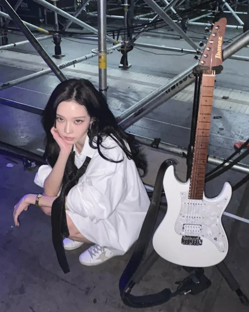 Winter, do aespa, vira uma rockstar fofa… camisa branca + gravata chamam atenção