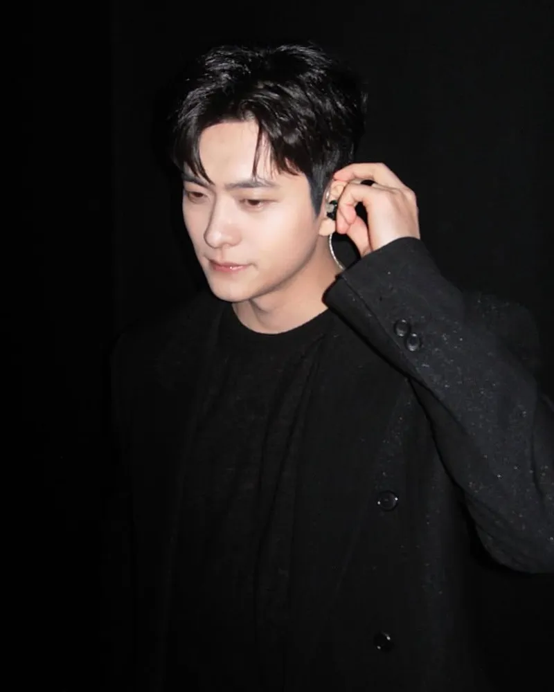 Kang Tae-oh rouba a cena em fanmeeting com visual impecável… "Agora, o próximo projeto"