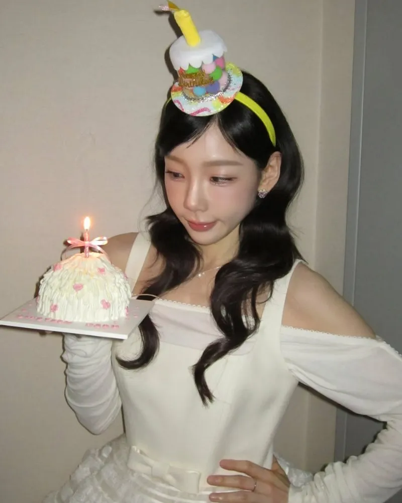 Girls' Generation: Taeyeon posa con su pastel de cumpleaños