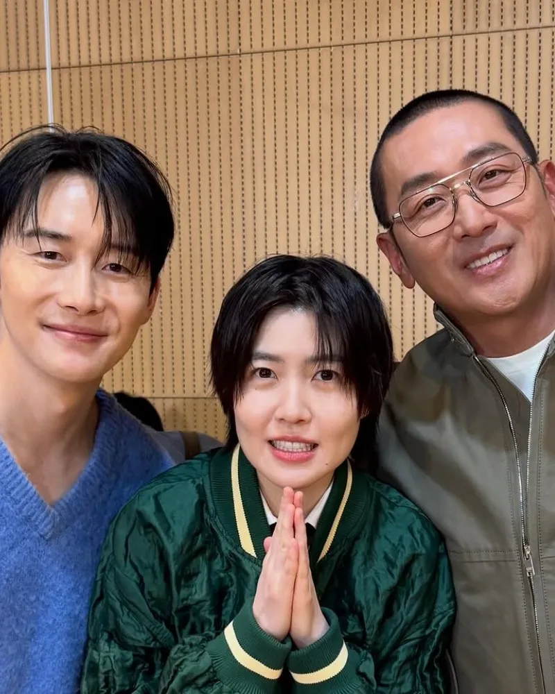 'Mad Concrete Dreams': Ha Jung-woo enternece con foto grupal