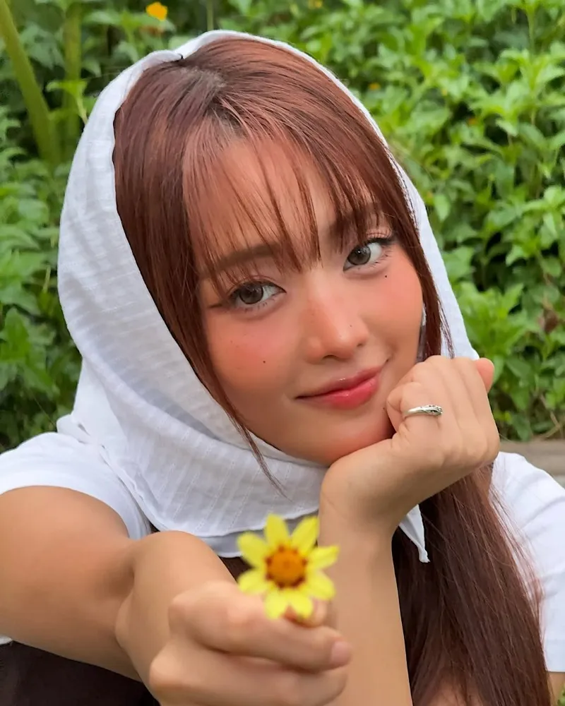 Uma ‘fada’ de verdade com lenço e uma flor… Minnie, do (G)I-DLE, fofura além do limite