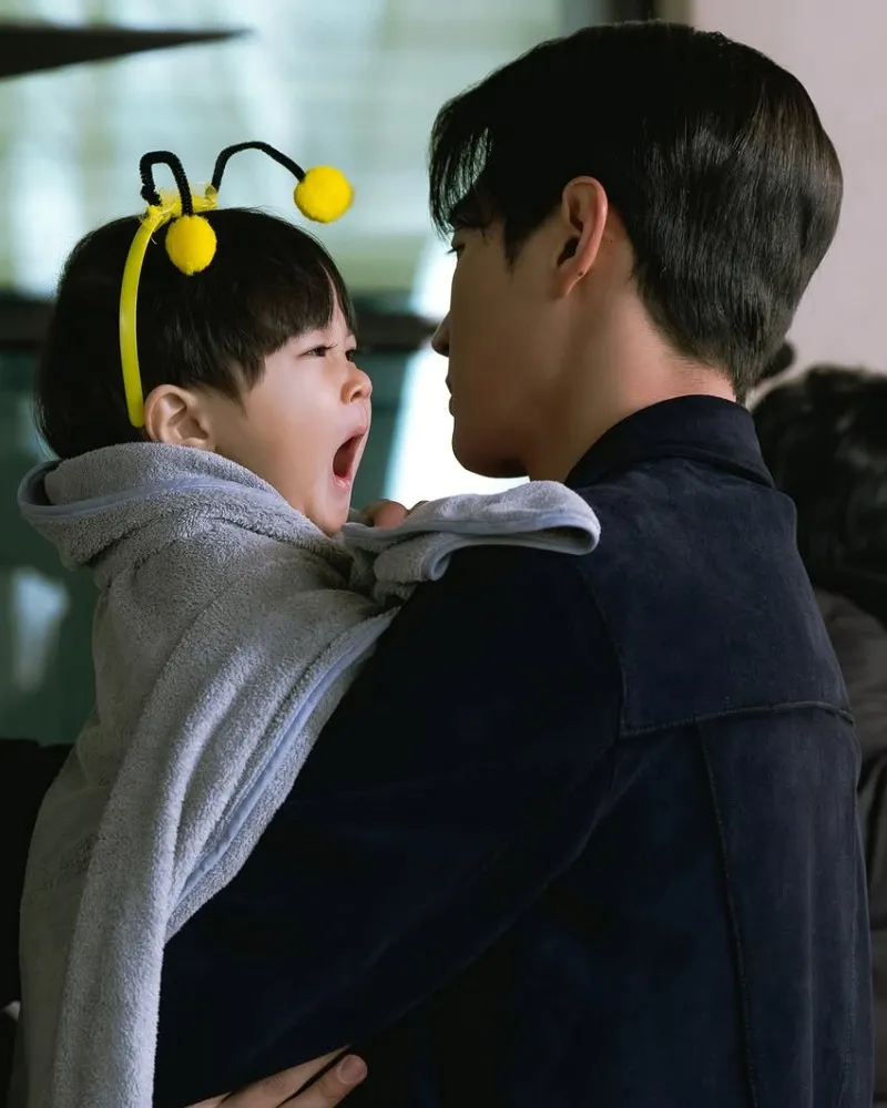 Park Seo-ham’s Adorable Real-Life Chemistry With Child Actor From tvN’s ‘Galaxy’ Goes Viral