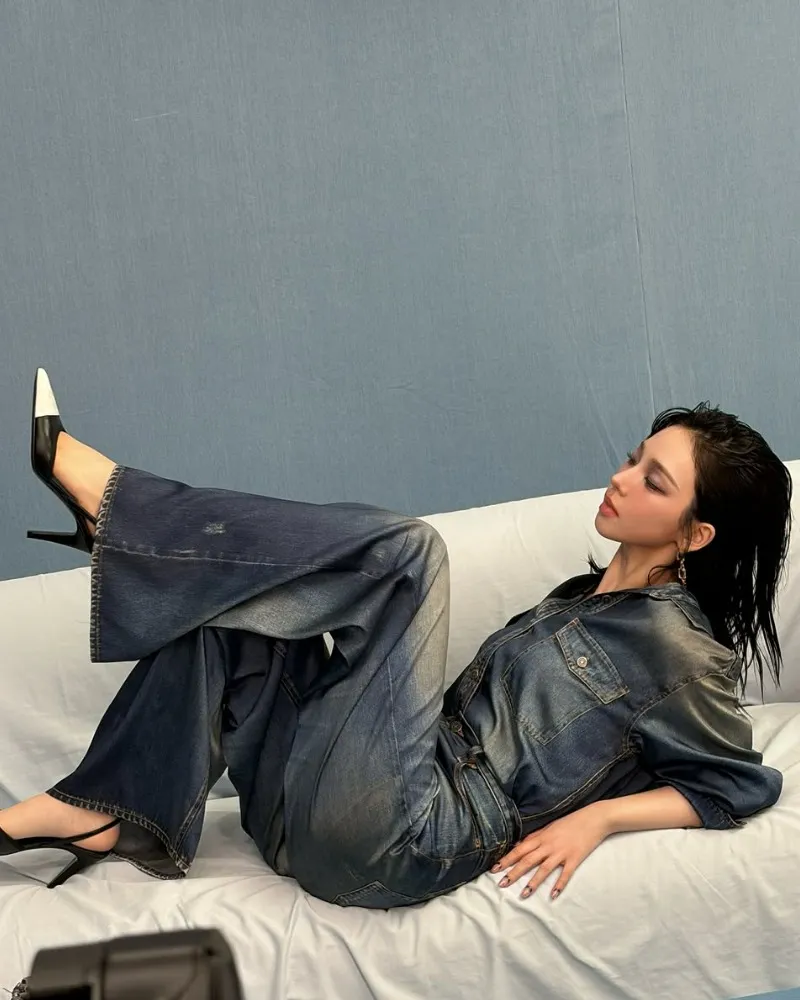 aespa’s Karina Shares Behind-the-Scenes Photos of Heels-and-Denim Styling