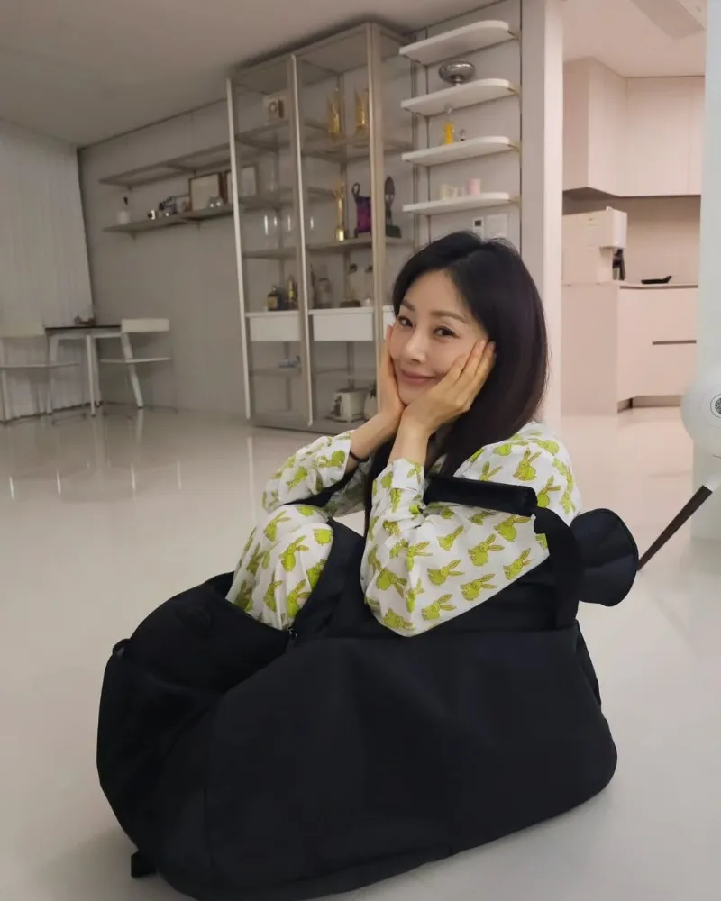 Cabe até na bolsa de academia… Quem é a atriz coreana que virou “uma só” com a bolsa (+fotos)