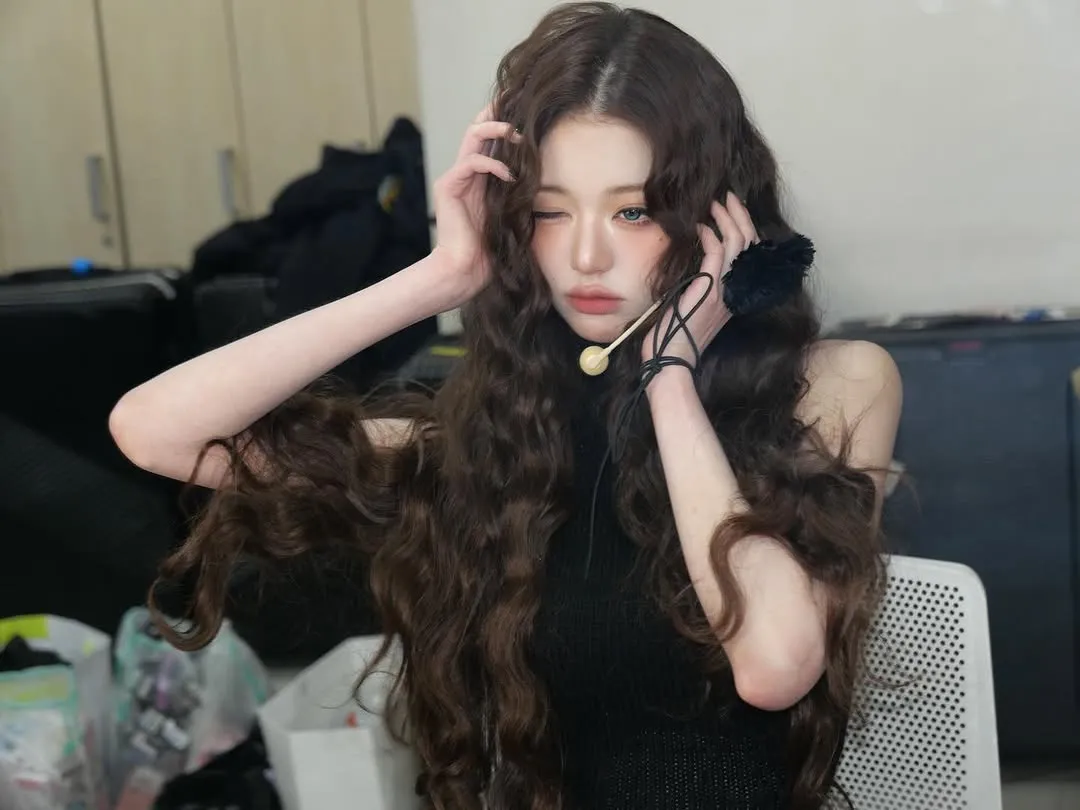 Jang Wonyoung, IVE, Instagram, BLACKHOLE, BANG BANG, REVIVE+, permanente, cabelo com permanente