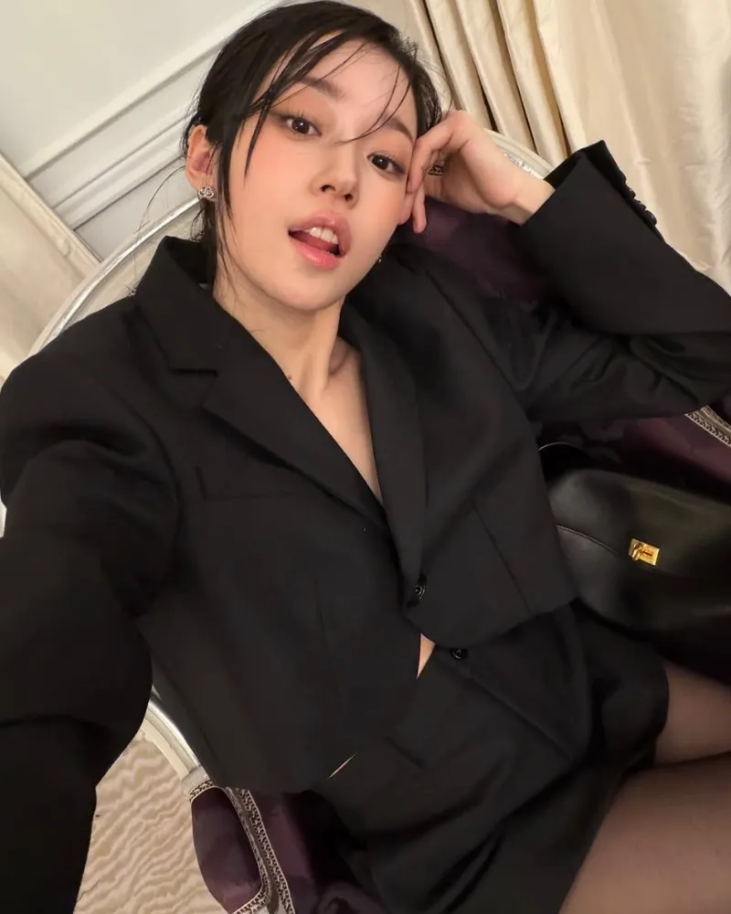 ラグジュアリーな装いのノ・ユンソ、シックオーラが炸裂