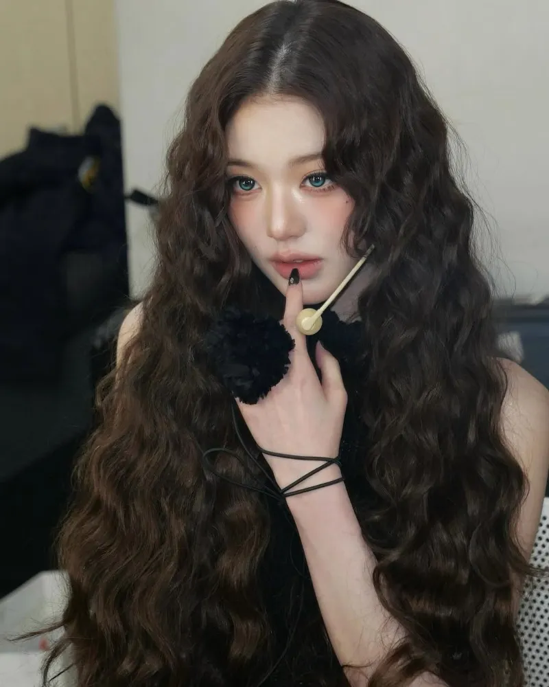 Jang Wonyoung, do IVE, arrasa até com cabelo de permanente e exibe uma aura onírica