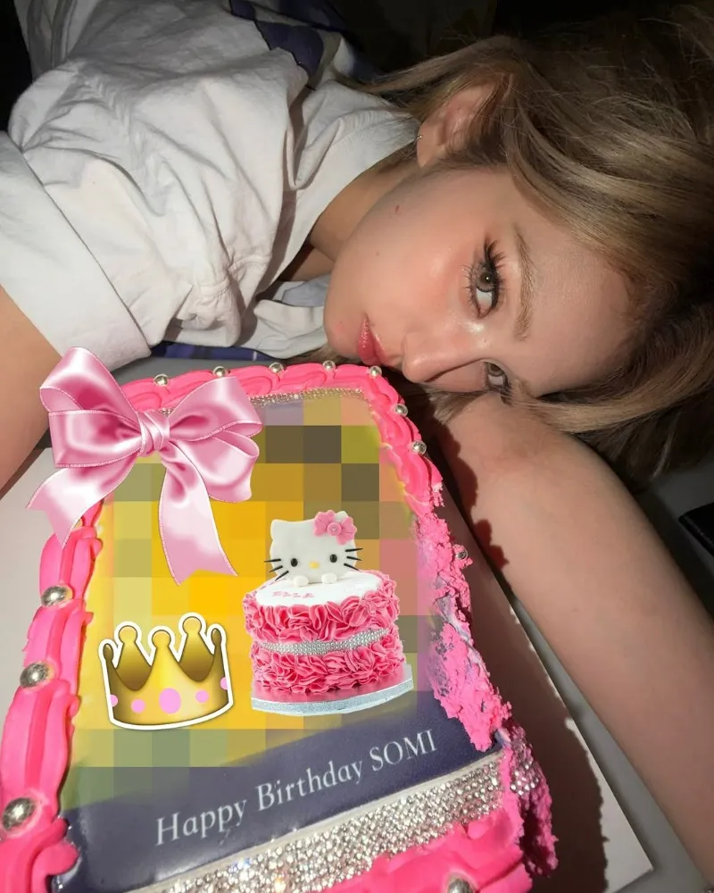 전소미, '핫걸' 다운 생일 인증샷…MZ 분위기 '물씬'