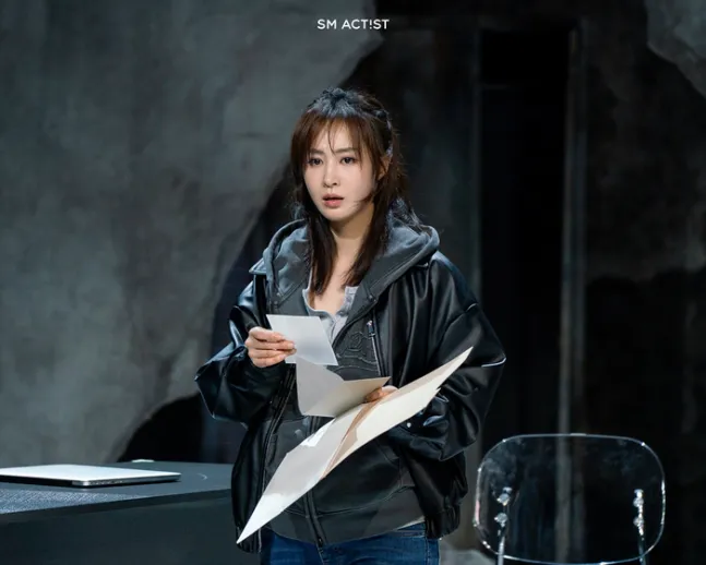 少女时代 权俞利，话剧《黄蜂》90分钟火力全开…挑战“双人戏”告捷