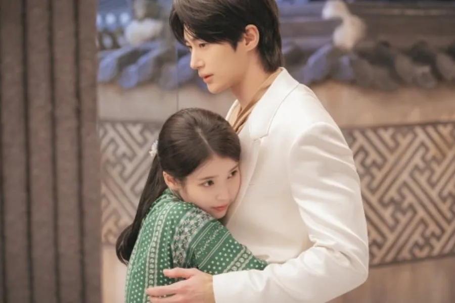 『21世紀大君夫人』IU、ピョン・ウソクと“新婚ロマンス”先行カット