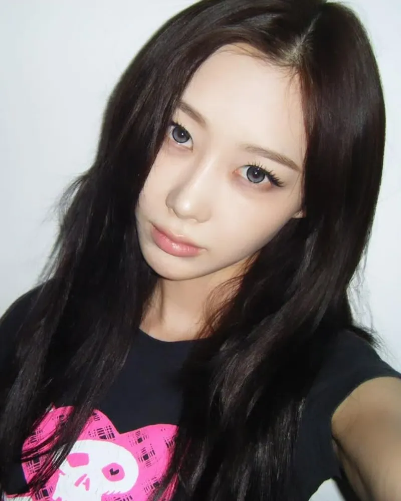 aespa Giselle，隨便套上一件T恤也能完美營造氛圍…自然魅力十足