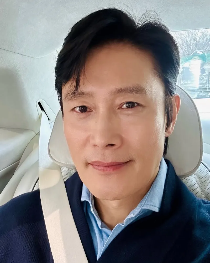 Aos 55, Lee Byung-hun revela sua marca registrada: 'selfie no carro'... 'Estava com saudade'