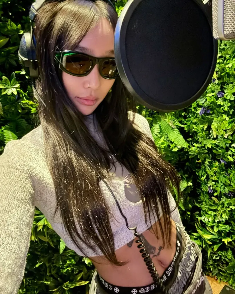 SISTAR出身孝琳，酷飒晒出腹肌与纹身