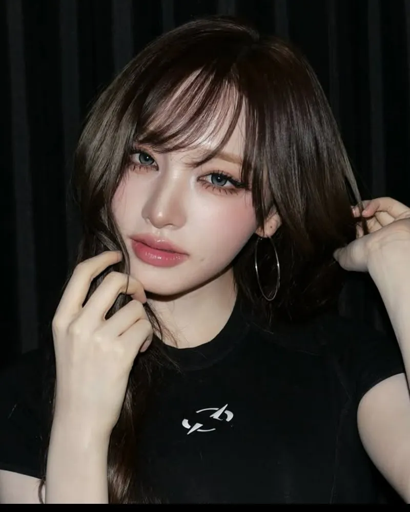 一瞬「ボブに見える」錯覚現象…IVE リズ、ミステリアスなレンズでムードがアップ