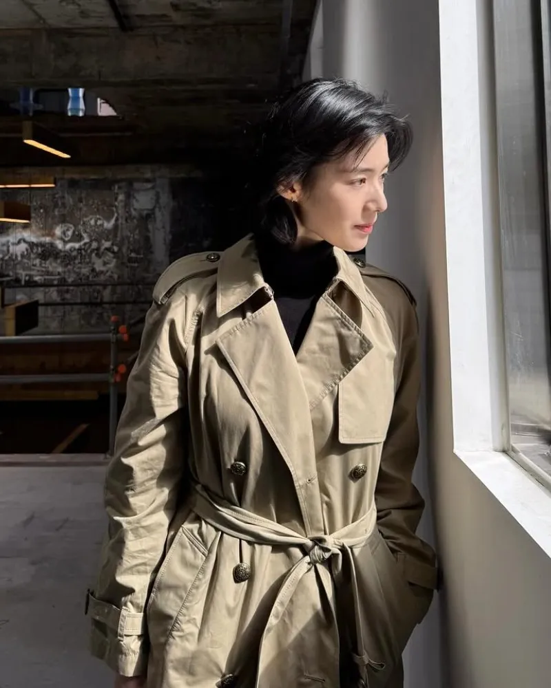 Jung Eun-chae deslumbra con un trench impecable: belleza andrógina para todo el año