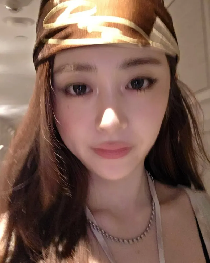 ル セラフィム ホ・ユンジン、ブレた“顔アップ”でも屈辱ナシ…ヒップなビジュアル