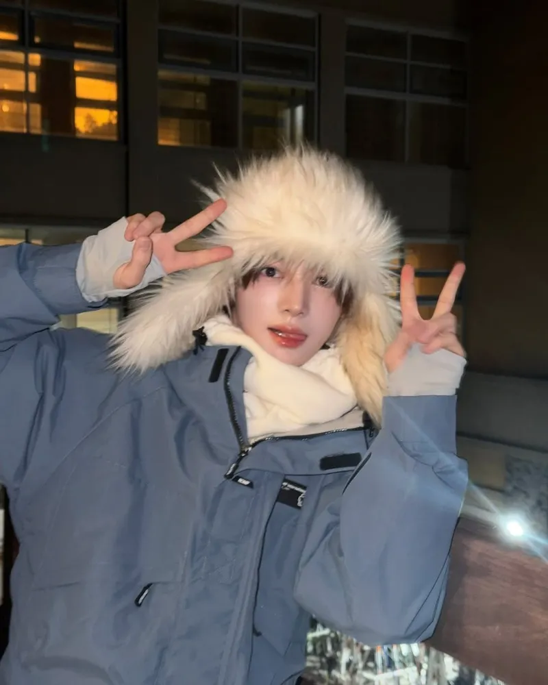 人間がどうして白ウサギに…TWS ハンジン、ファー帽を目深に被ってVサイン