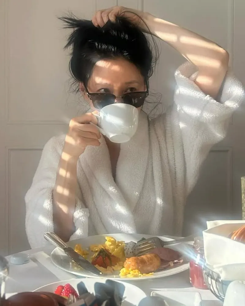 イ・ヨンエ、バスローブ×サングラスの組み合わせ…「こんな姿は初めて」と反響