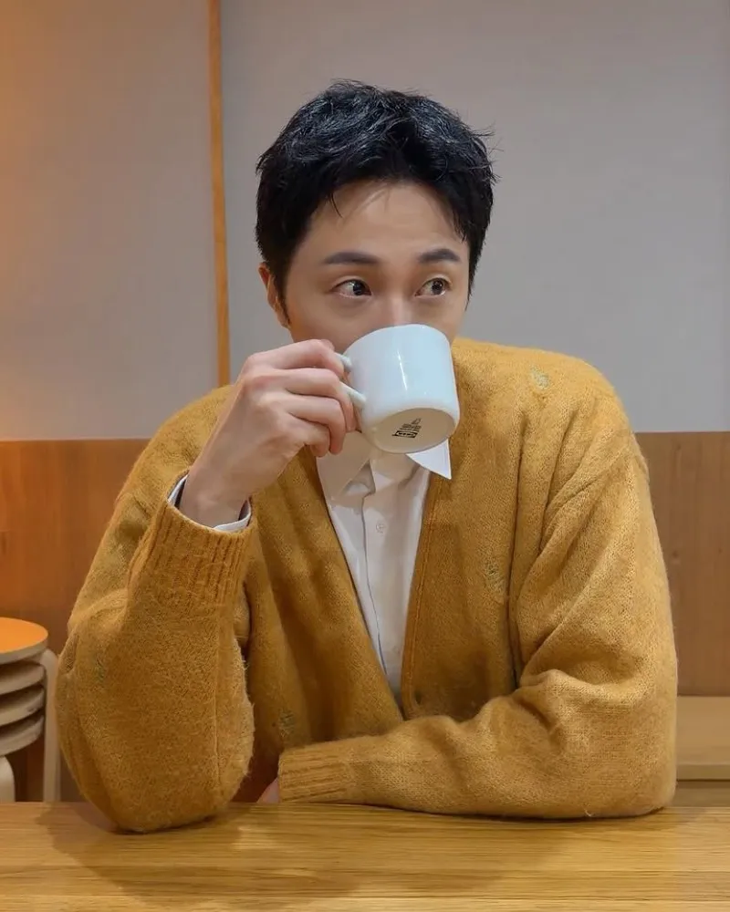 Jung Il-woo celebra 20 años de carrera y enamora con un look que invita a ir por un café: "el amarillo le queda perfecto"