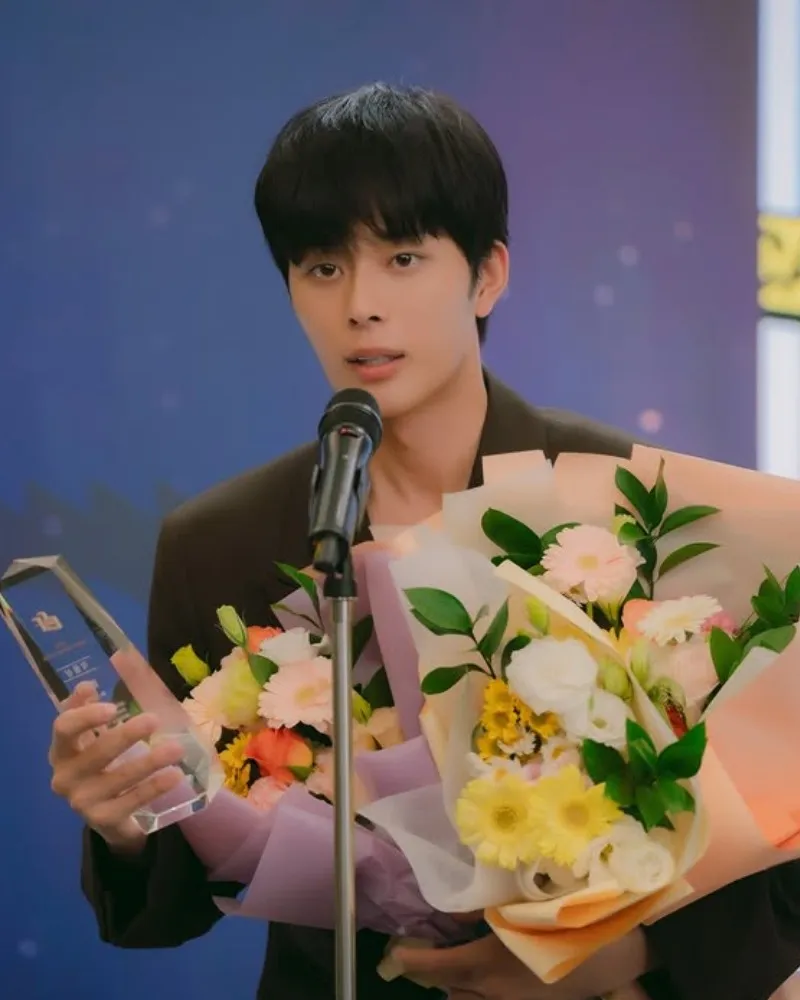 『マンスリー彼氏』ユ・ソノ、ウェブトゥーン作家に変身…フレッシュな魅力たっぷり