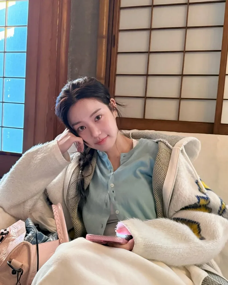 Lee Yu-bi, incluso despeinada, derrite corazones con un bocado de sushi gigante