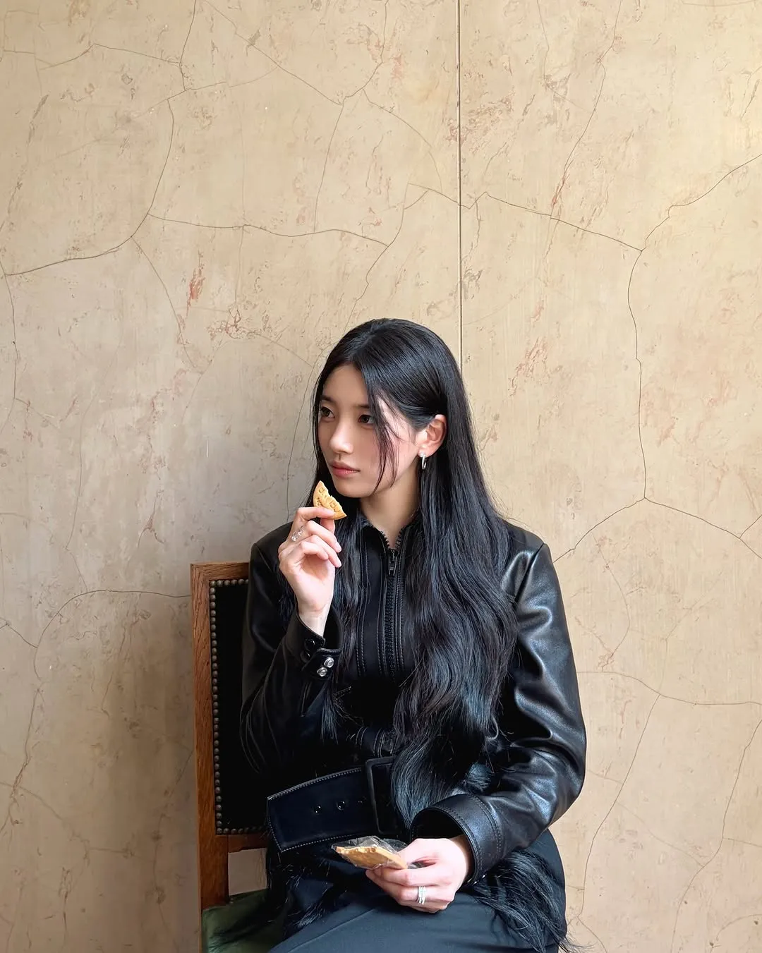 Management SOOP, Suzy, Paris, Delusion, K-Drama