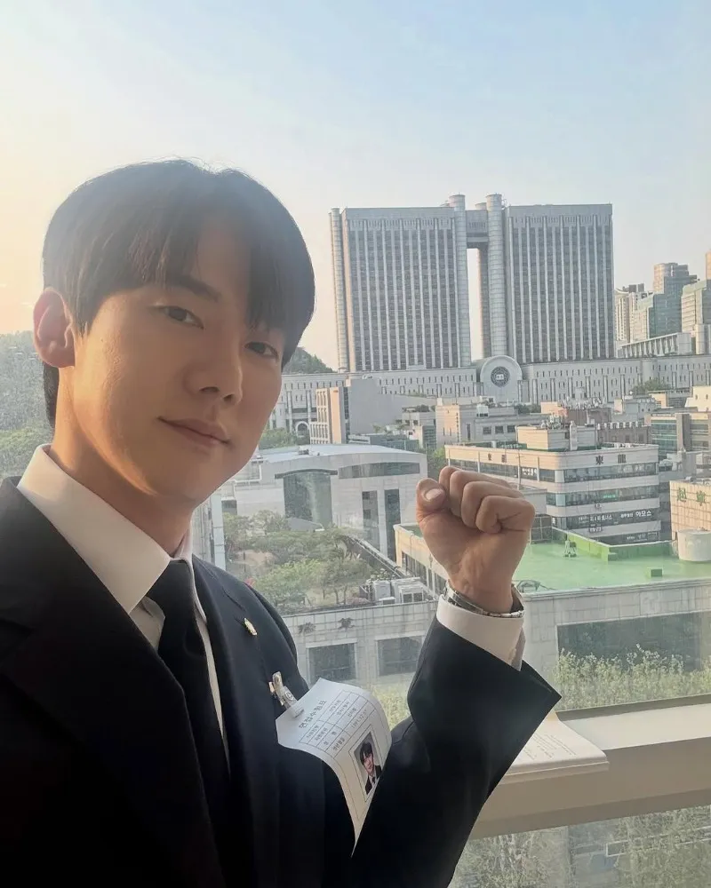 「申依朗」劉演錫，全黑西裝律師造型同樣成功…「演技大秀」