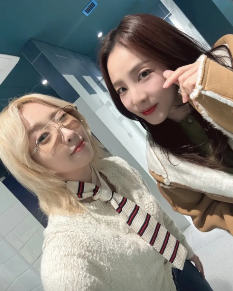 即便遭朴春点名，依旧真诚微笑——朴山多拉×孔敏智展现2NE1的深厚情谊